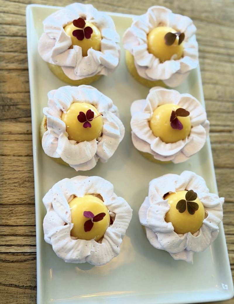 Blomformade bakverk med citronkräm