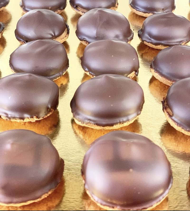 Chokladglaserade bakverk på rad