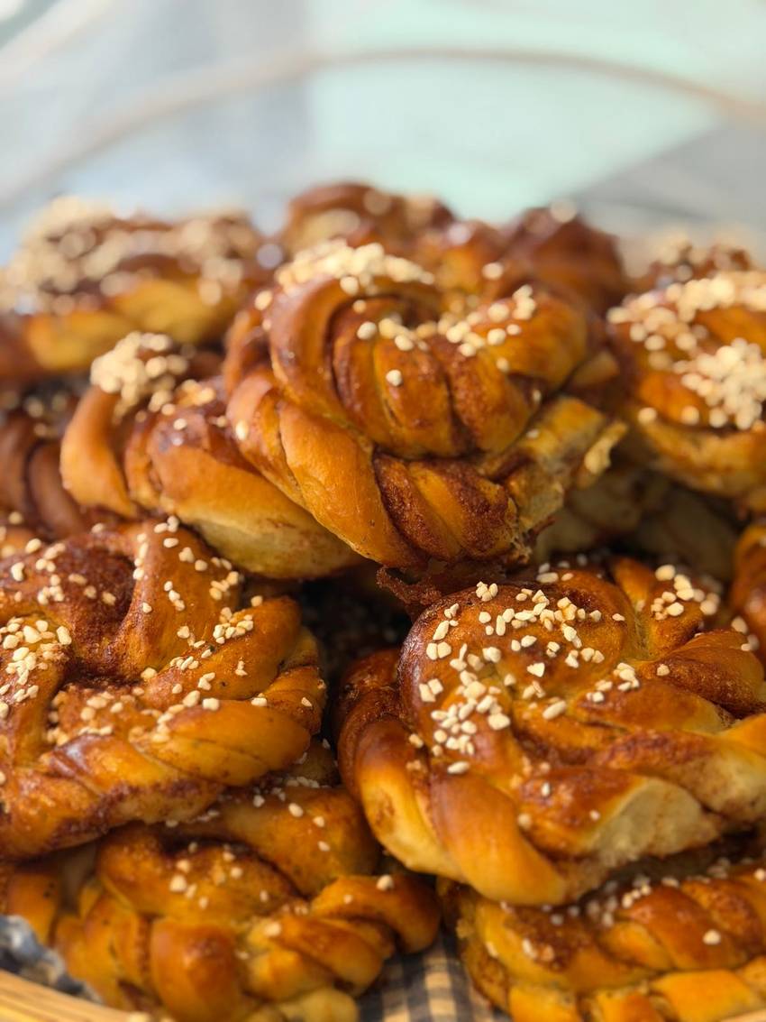 Nybakta kanelbullar i korg