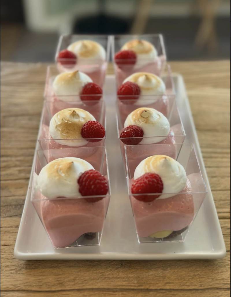Rosa mousse med maräng i glas