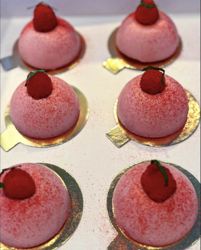 Rosa moussebakelser med hallon