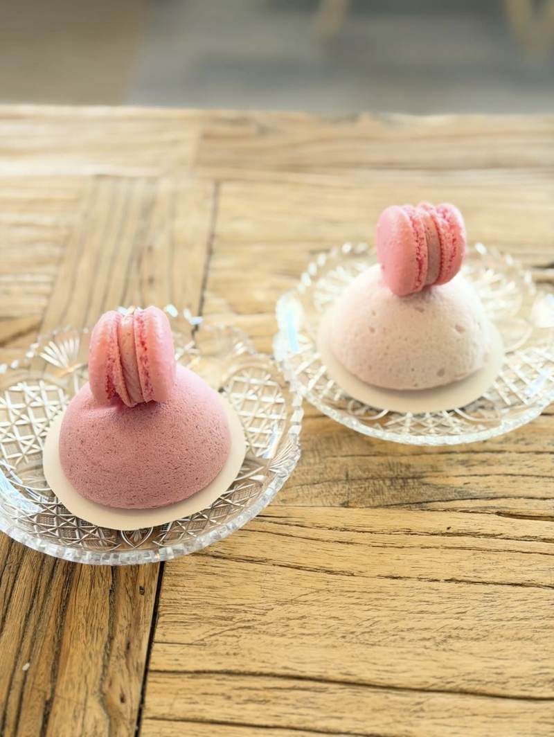 Rosa moussebakelser toppade med macaron