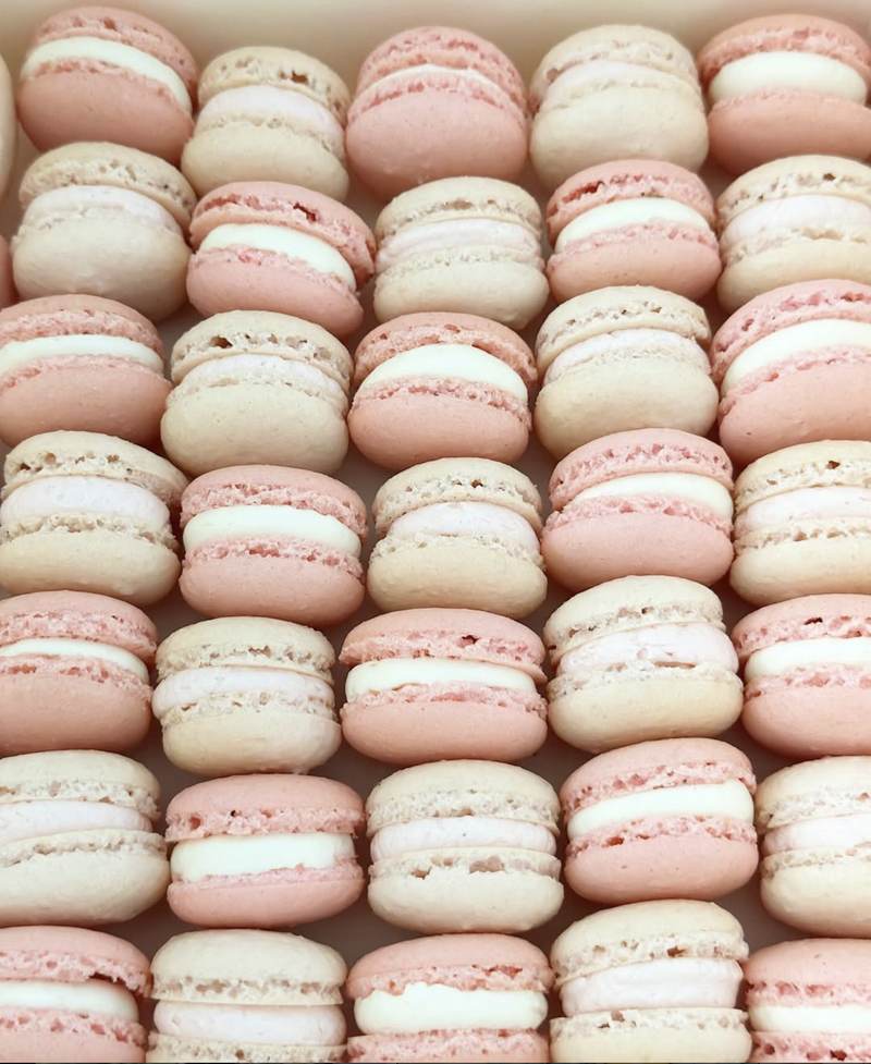 Rosa och vita macarons