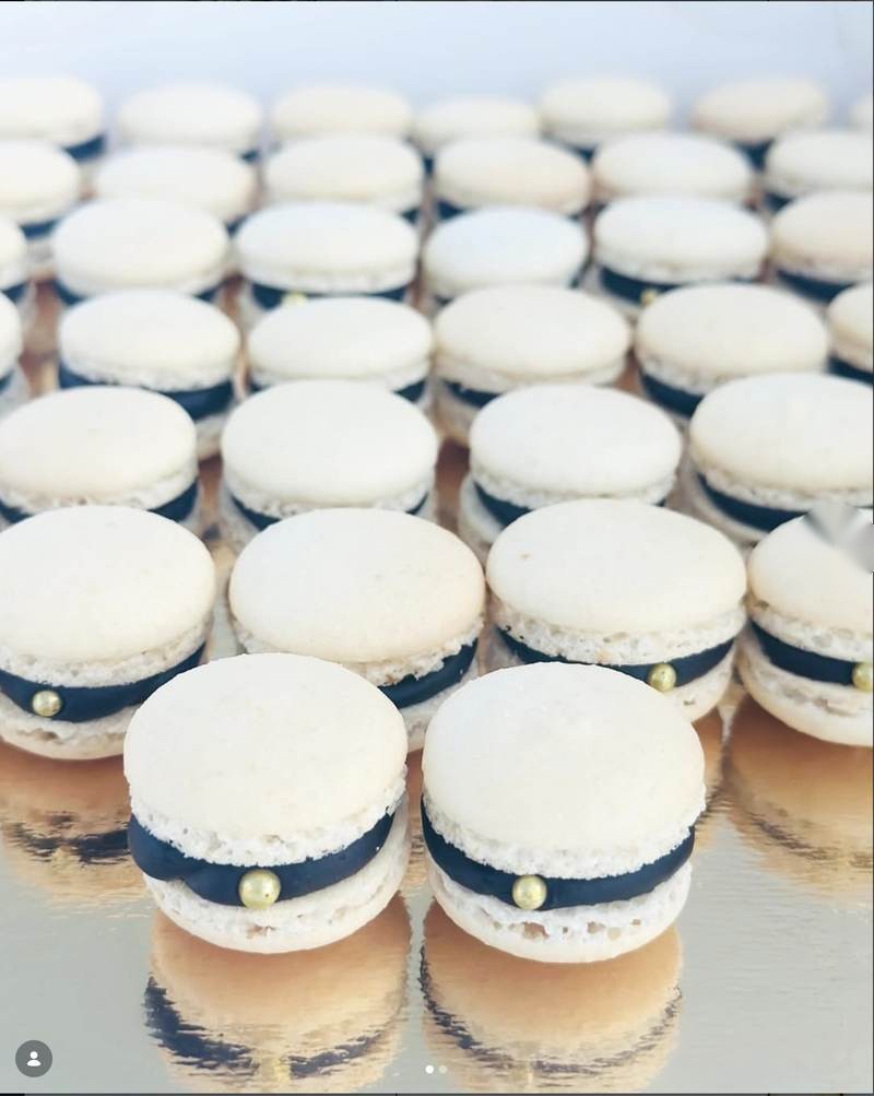 Vita macarons med marinblå fyllning