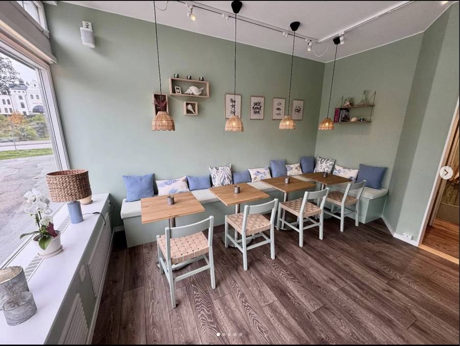Mysig sittbänk vid fönstret