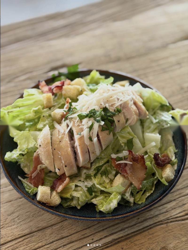 Caesarsallad med kyckling, bacon och parmesan