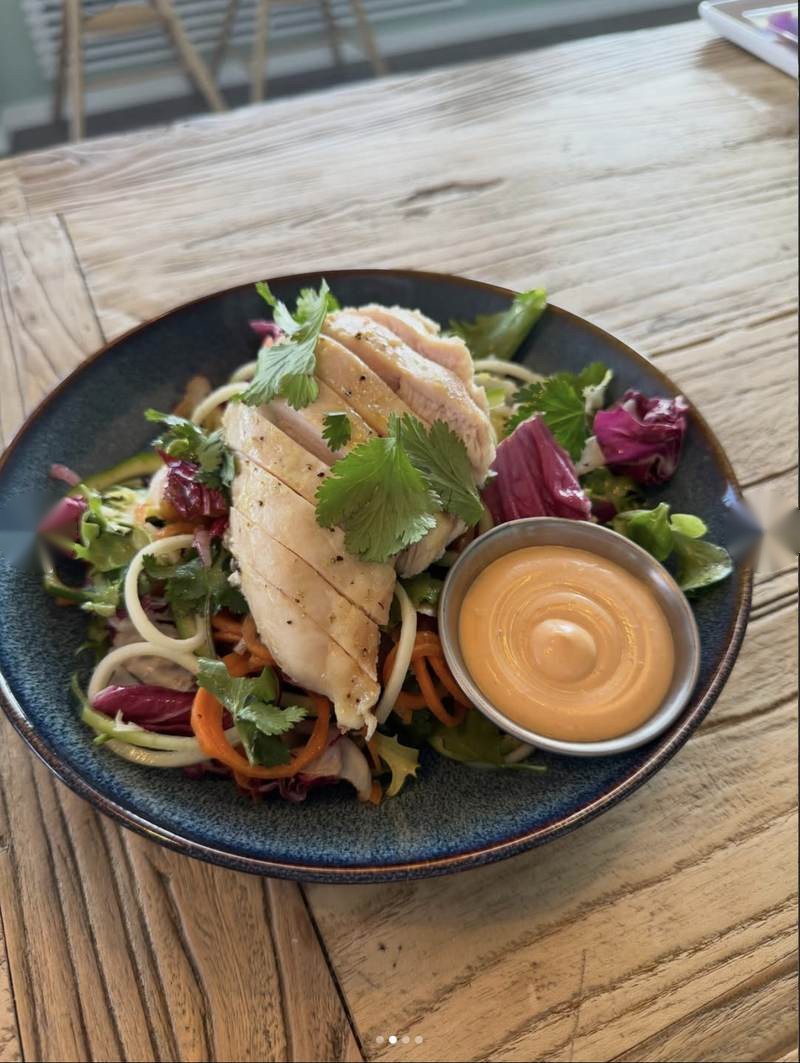 Kycklingsallad med grönsaksnudlar och sriracha-majonnäs