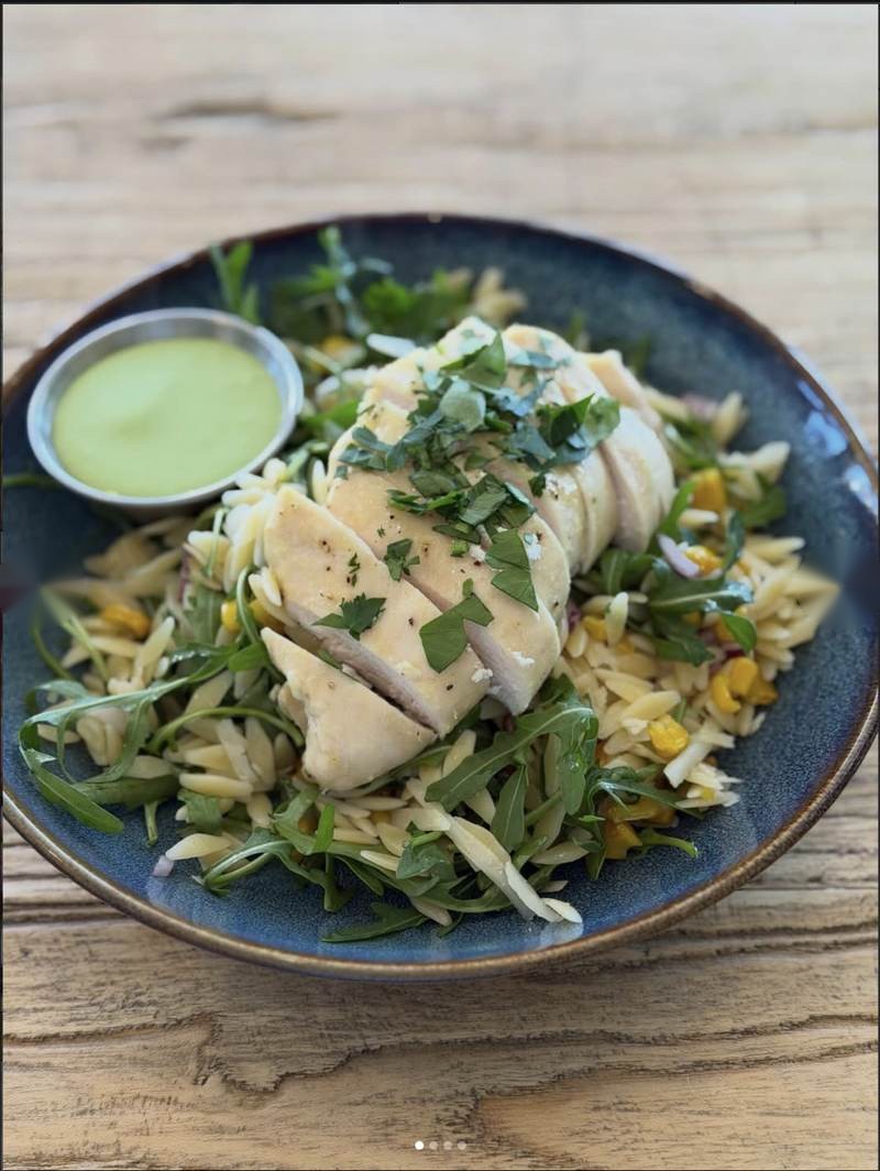 Kycklingsallad med orzo och ruccola