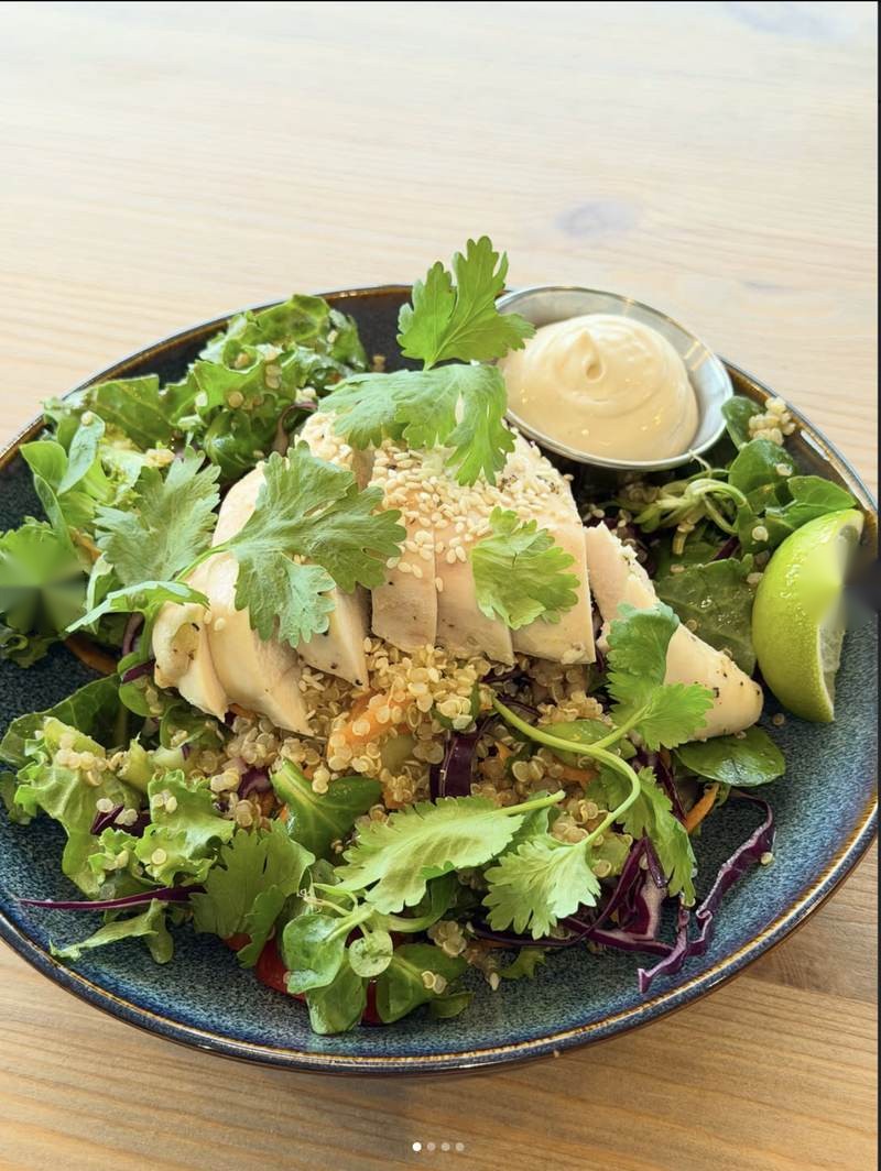 Kycklingsallad med quinoa och sesam
