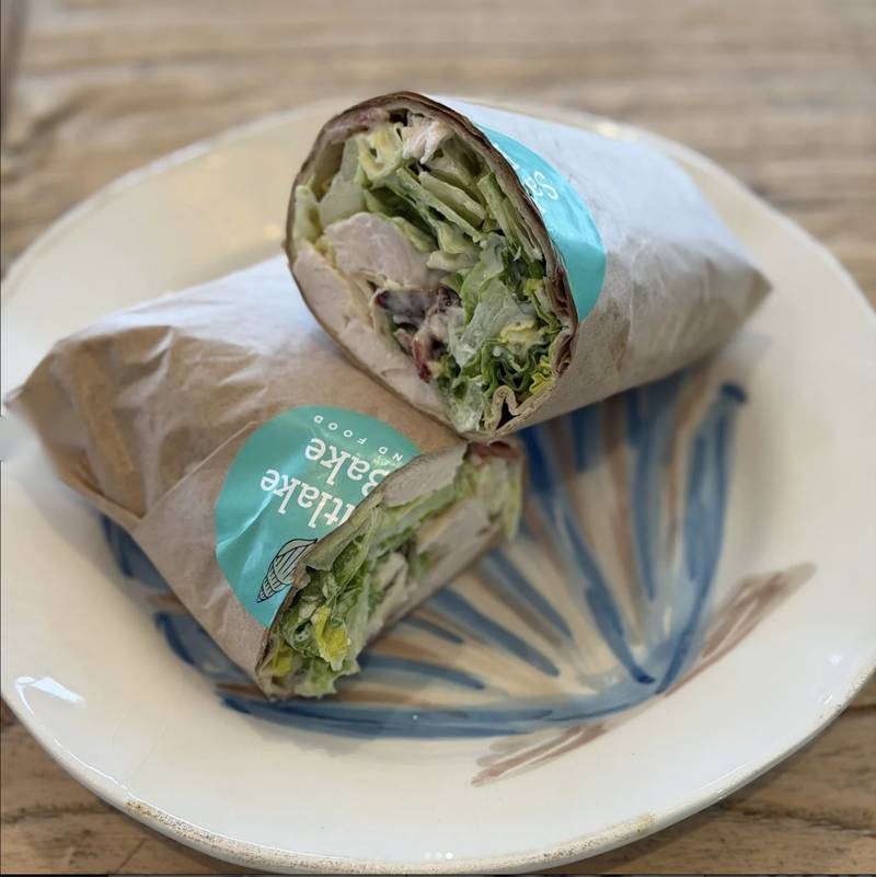 Kycklingwrap inslagen i papper, uppskuren