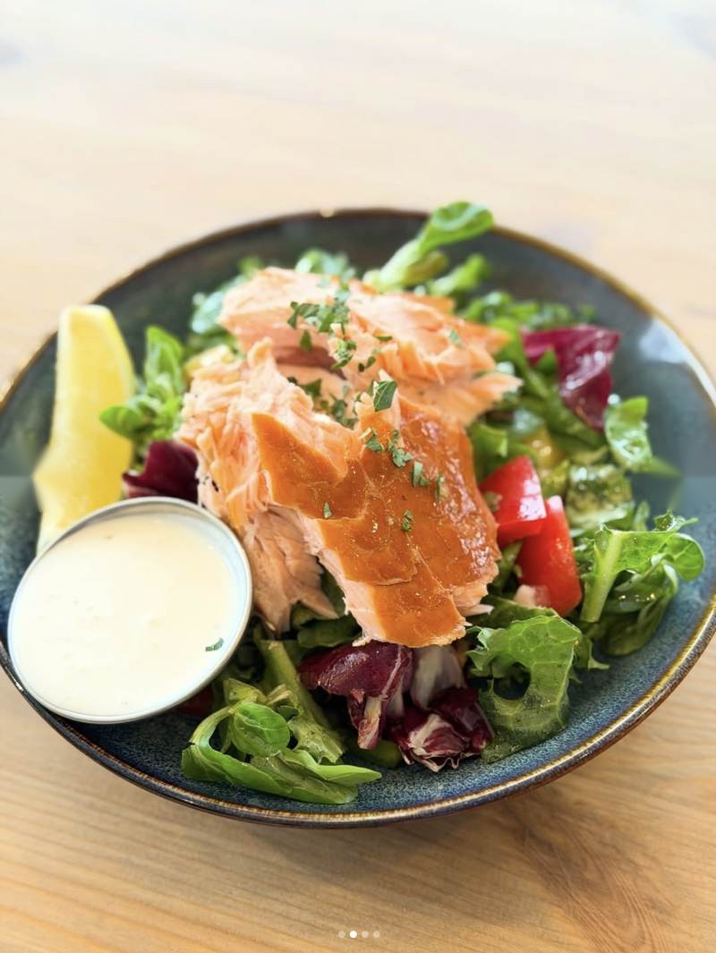 Laxsallad med rödlök och tomat