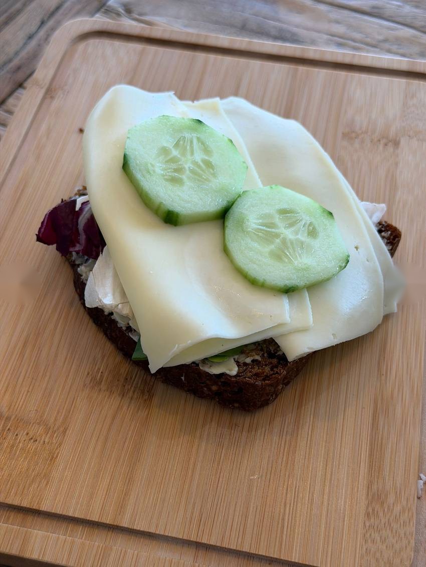 Macka med ost och gurka på hembakt bröd