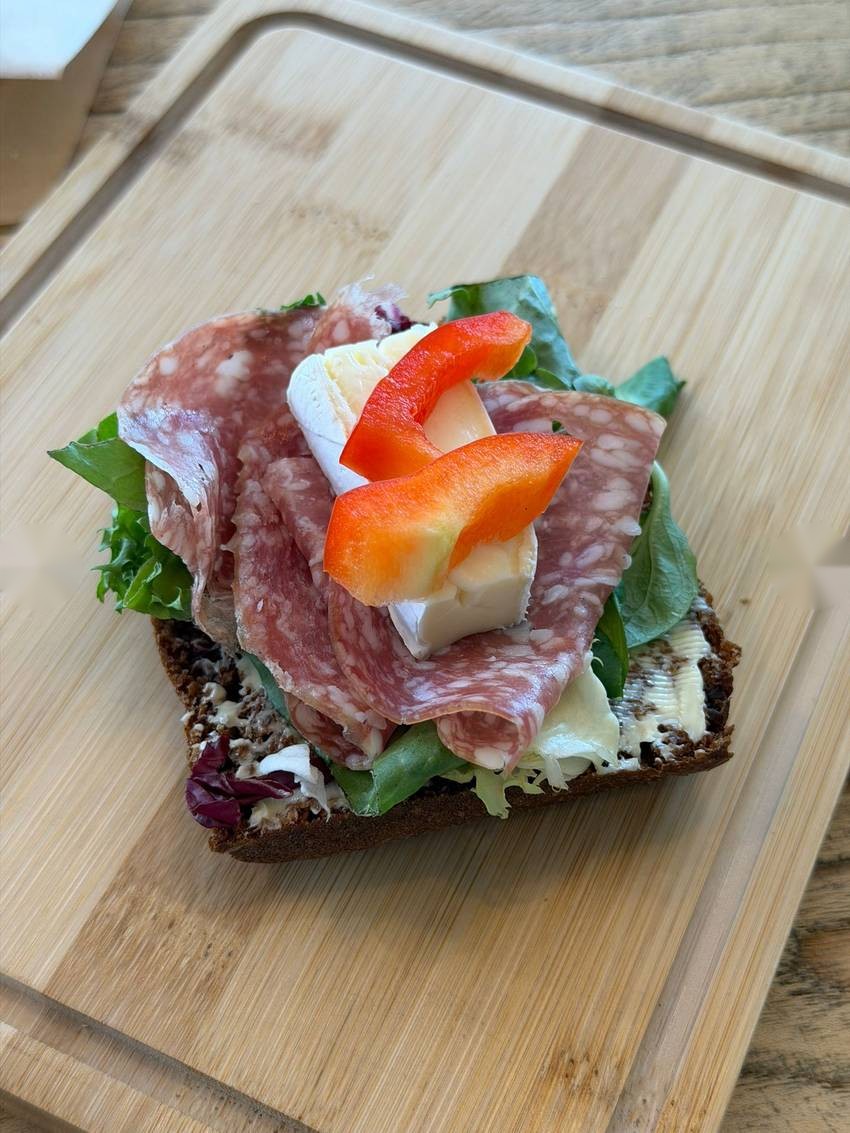 Macka med salami, brie och paprika på hembakt bröd