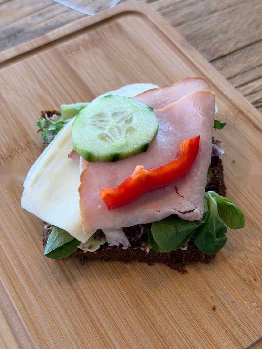Macka med skinka, ost och paprika på hembakt bröd