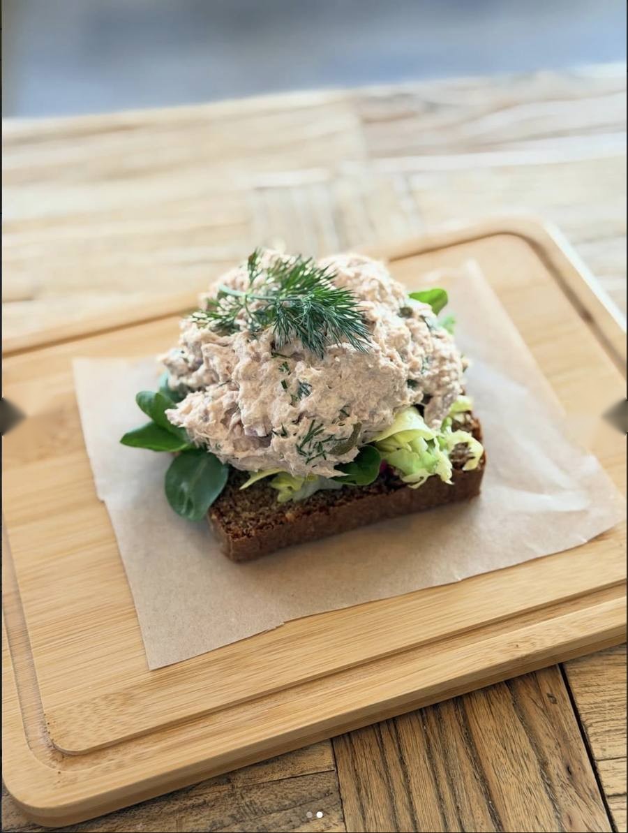 Macka med tonfiskröra på hembakt bröd