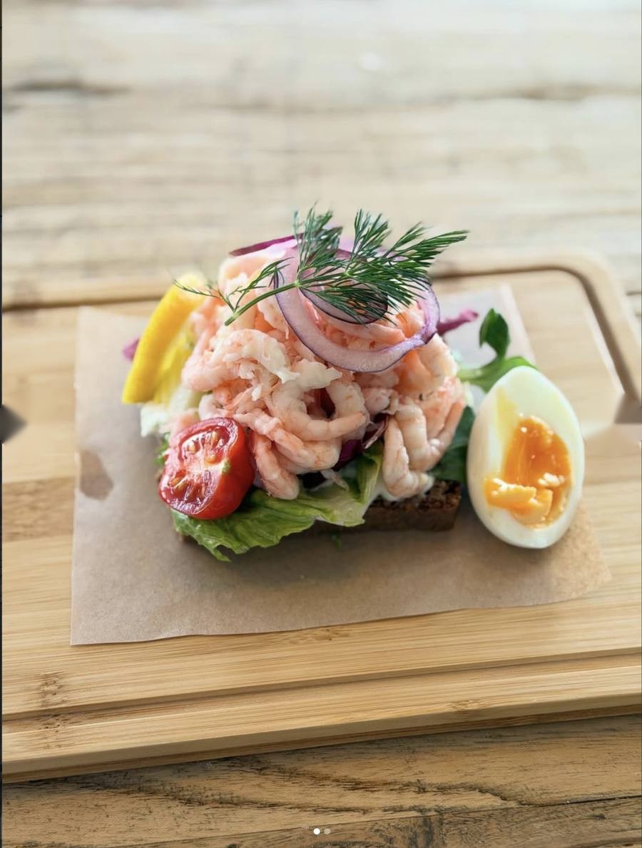 Räkmacka på hembakt bröd