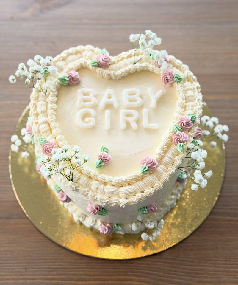 Hjärtformad tårta med texten Baby Girl
