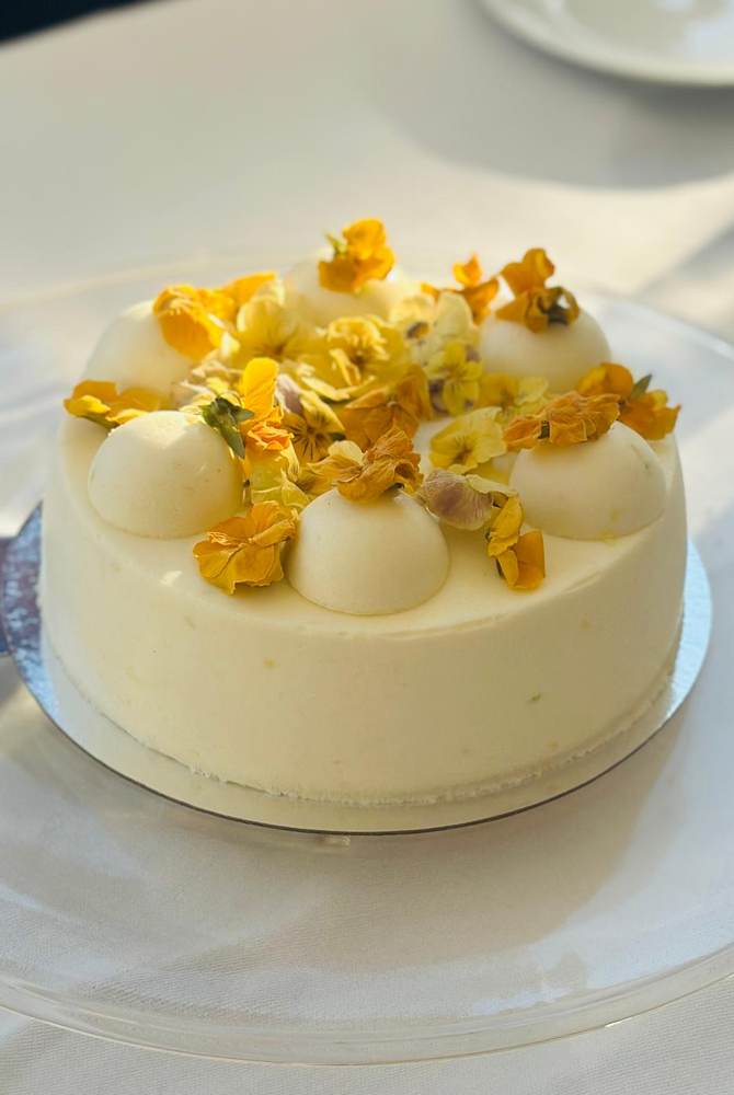 Tårta med gula ätbara blommor